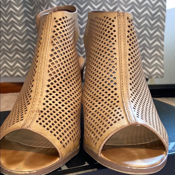 Tan open toe bootie - Picture 2 of 6